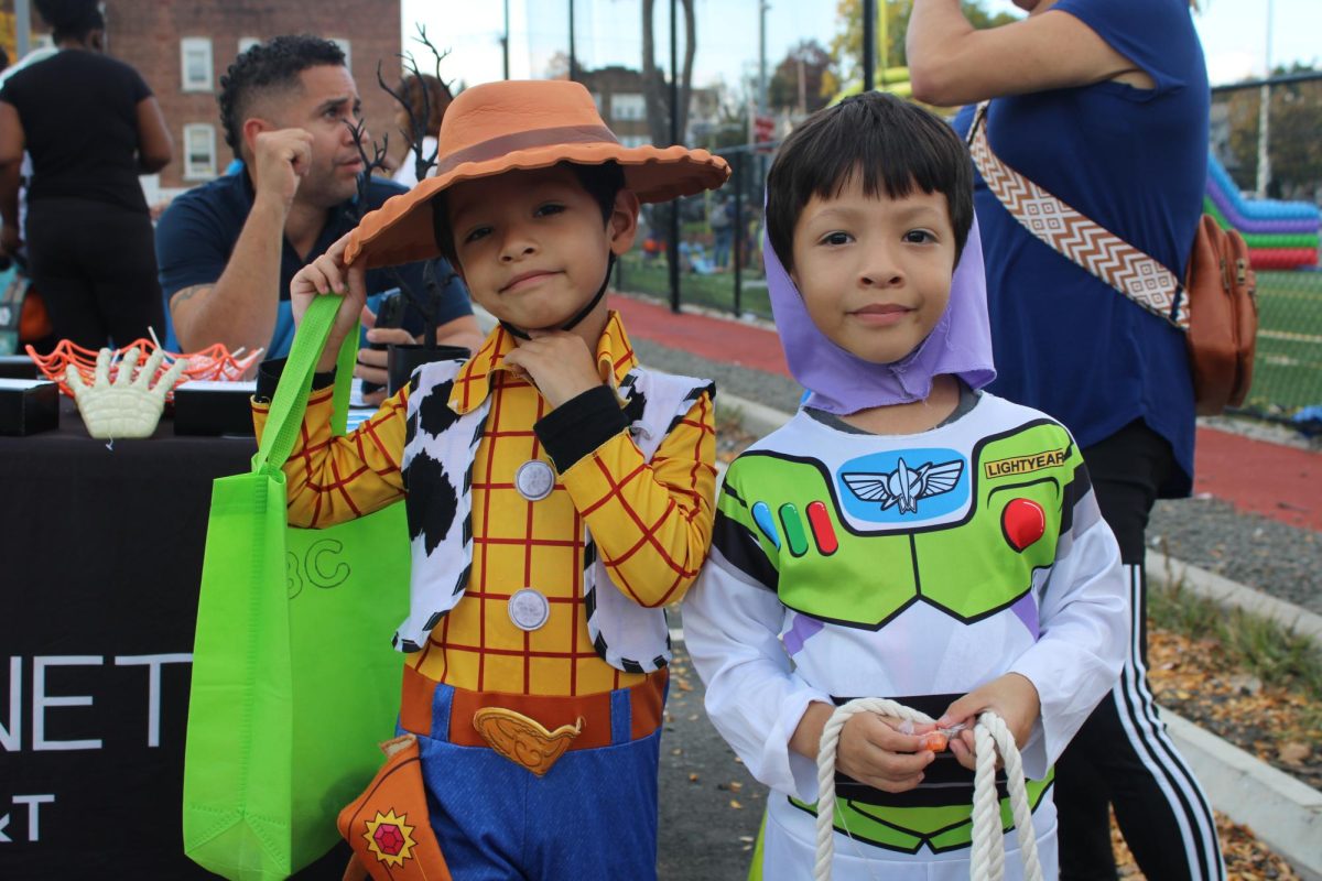 Kids dressed up as woody and buzz lightyear